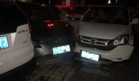 2019年女老板深夜连撞8车 发生交通事故后如何紧急处理?