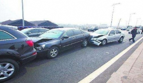 交通事故发生二次碰撞 如何划分赔偿责任？