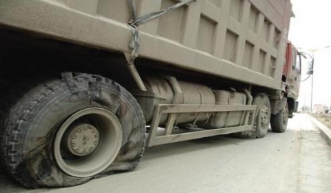 停放的货车爆胎出事故 保险公司是否可免责？