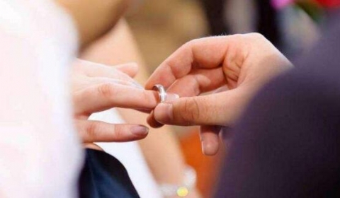 男方欠女方十七万!双方结婚后男方可以不还钱吗?